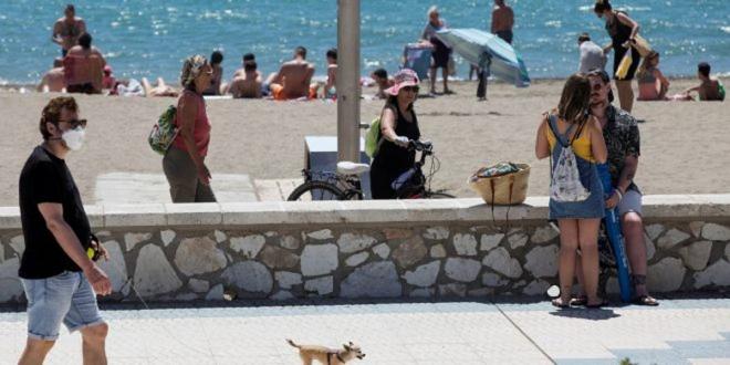 Ambiente en la playa de La Misericordia de Málaga durante el coronavirus (FOto: EFE/Daniel Pérez).