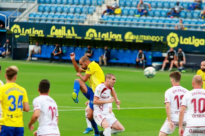 Fali y Arroyo pelean por un balón aéreo durante el Cádiz-Albacete (Foto: Cristo García):