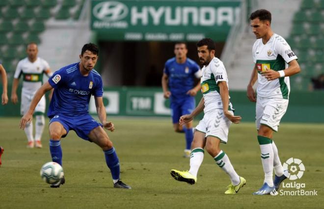 Lance del Elche-Real Oviedo (Foto: LaLiga).