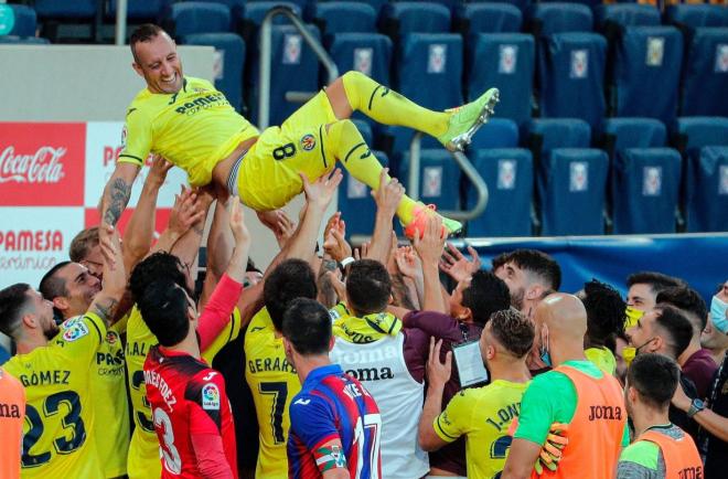 Manteo a Santi Cazorla tras su último partido con el Villarreal.