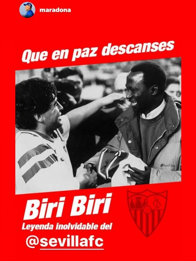 Maradona saluda a Biri Biri durante su etapa en Sevilla.