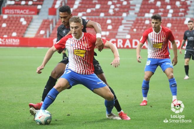 Bogdan defiende una jugada en campo propio durante el Sporting-Huesca (Foto: LaLiga).
