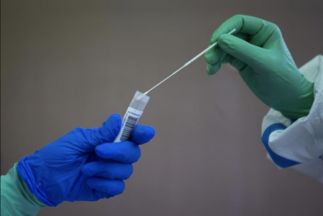 Realización de una prueba de coronavirus (Foto: EFE/Enric Fontcuberta).