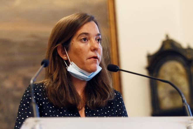 La alcaldesa de A Coruña, Inés Rey, durante una rueda de prensa por el viaje del Fuenlabrada.