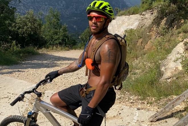 Lewis Hamilton, de ruta con la bici de montaña (Foto: Instagram).