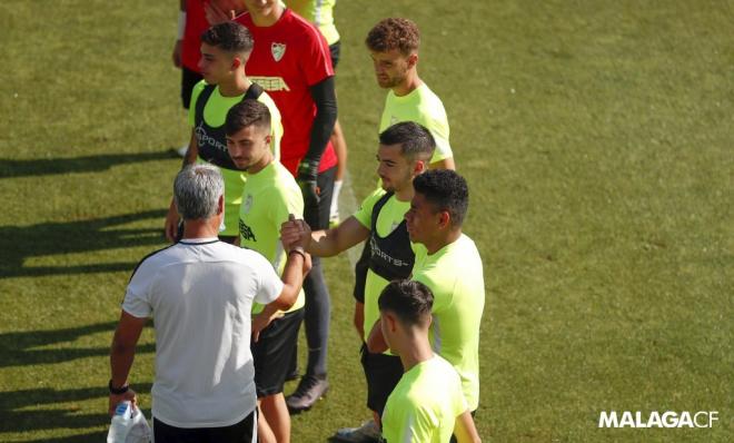 Pellicer saluda a Ramón en presencia de otros canteranos (Foto: Málaga CF).