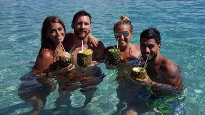 Antonela Roccuzzo, Leo Messi, Sofía Balbi y Luis Suárez, en unas vacaciones pasadas.