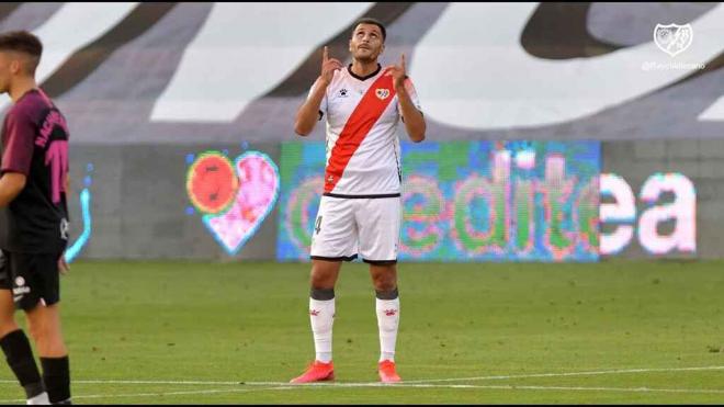 Yacine Qasmi, con Iraola, celebra un gol (Foto: Rayo Vallecano).