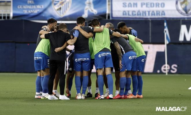 Los jugadores forman una piña antes de un partido en La Rosaleda (Foto: Málaga CF).