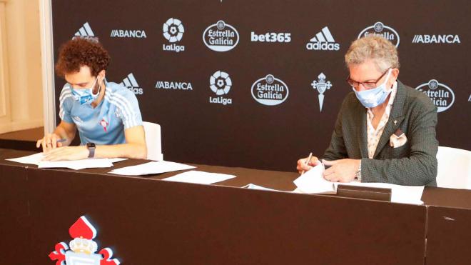 Sergio Álvarez y Carlos Mouriño, durante la firma (Foto. RC Celta).