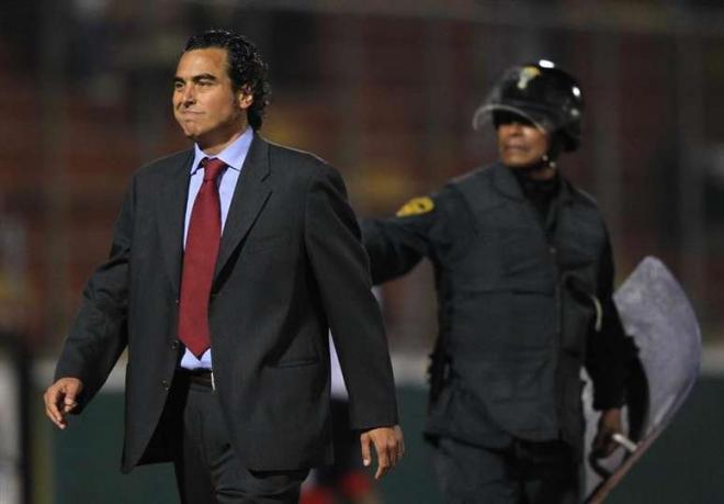 Chemo del Solar, ex del Celta de Vigo, durante su etapa como entrenador (Foto: EFE).