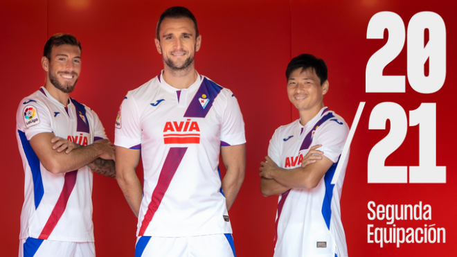 Enrich, Kike García e Inui con la segunda camiseta de la próxima temporada (Foto: SD Eibar).