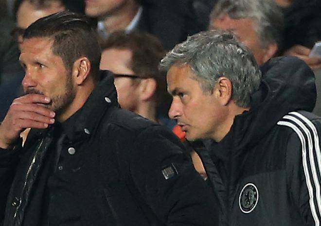 Mourinho y Simeone charlan durante un partido.