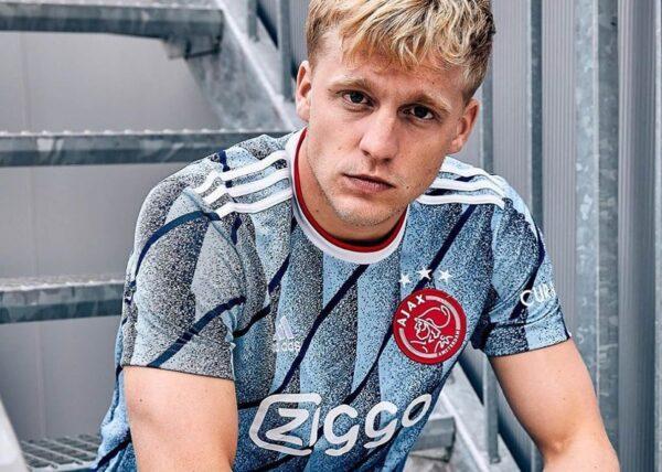 Van de Beek posa con la camiseta visitante del Ajax para la 2020/21.