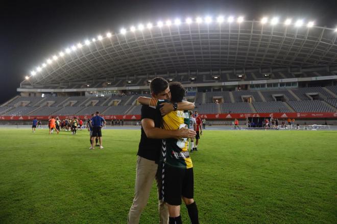 Antonio Hidalgo se abraza con uno de sus jugadores tras eliminar a la Cultural (Foto: CE Sabadell).
