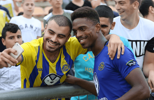 Jair Amador posa con un aficionado del Maccabi Tel Aviv.