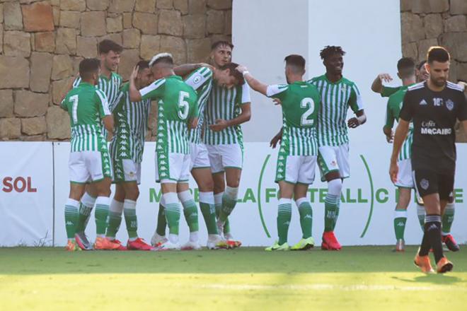 Los jugadores del Betis Deportivo celebran un gol en el Marbella Football Center (Foto: RBB).