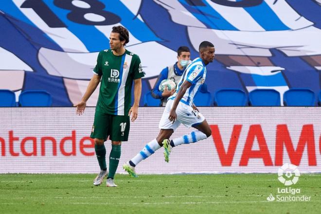 Leandro Cabrera se lamenta mientras Isak celebra su gol la pasada temporada (Foto: LaLiga).