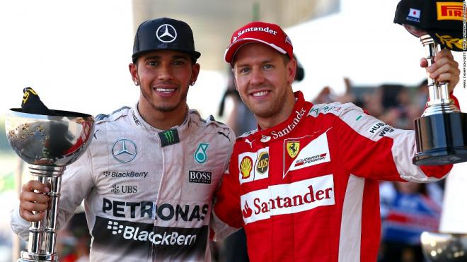 Lewis Hamilton y Sebastian Vettel posan con sus trofeos.