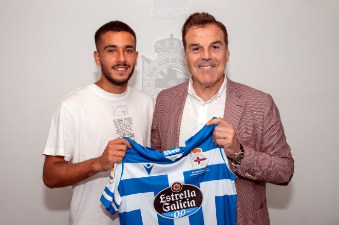 Adri Castro junto al presidente del Deportivo, Fernando Vidal (Foto:RCD)