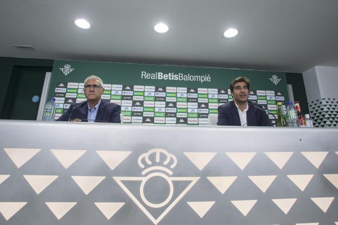 Ángel Haro y Antonio Cordón en la sala de prensa (Foto: Real Betis)