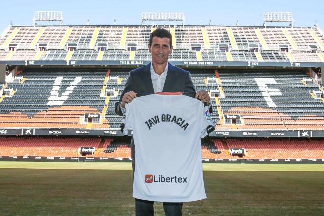 Javi Gracia posa con la camiseta del Valencia (Foto: Valencia CF).