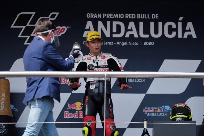 Juan Marín entrega el trofeo a Suzuki en el Gran Premio de Andalucía.