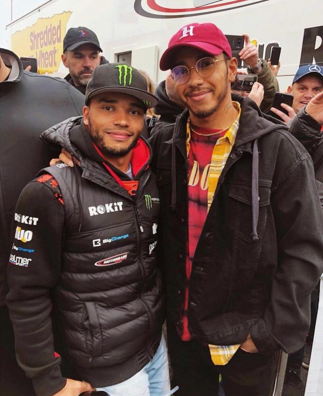 Nicholas y su hermano Lewis Hamilton, en un 'paddock'.