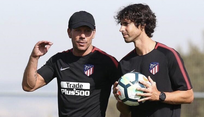 Tiago Mendes, junto a Simeone durante un entrenamiento del Atlético de Madrid (Foto: ATM).