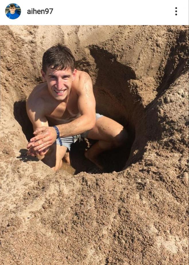 Aihen Muñoz, en un hoyo hecho en la arena de la playa.