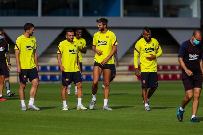 Lenglet, Jordi Alba, Piqué y Arturo Vidal, en la sesión del Barcelona (Foto: FCB).