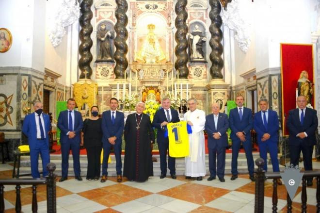 Ofrenda del Cádiz tras el ascenso (Foto: Cádiz CF).