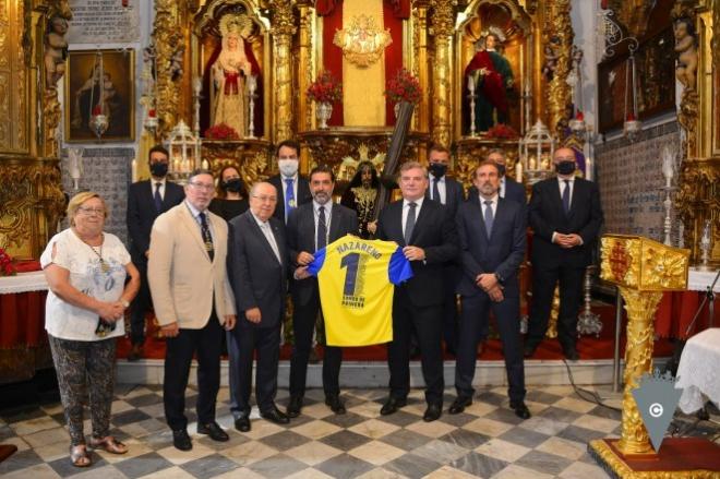 Ofrenda del Cádiz tras el ascenso (Foto: Cádiz CF).