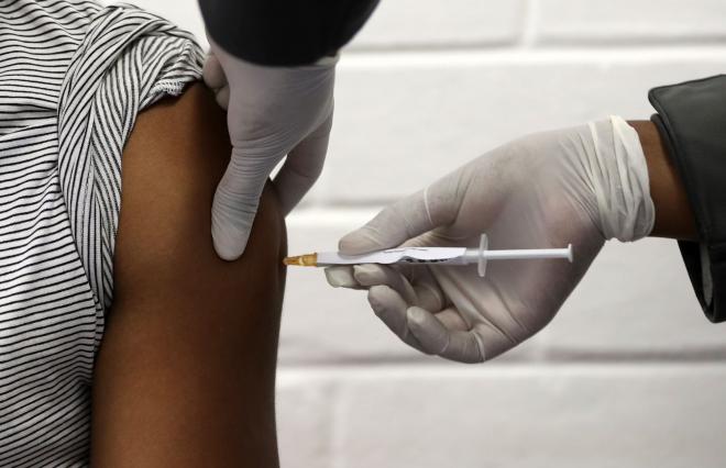 Una persona poniéndose una vacuna (Foto: EFE/Siphiwe Sibeko).