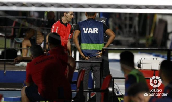 El árbitro vizcaíno Ricardo de Burgos Bengoetxea consulta el VAR en un partido (Foto: LaLiga).