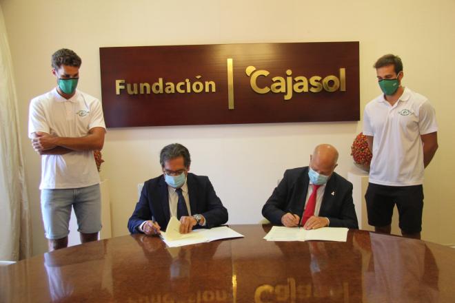 Javier Imbroda y Antonio Pulido firman el convenido entre las dos entidades.