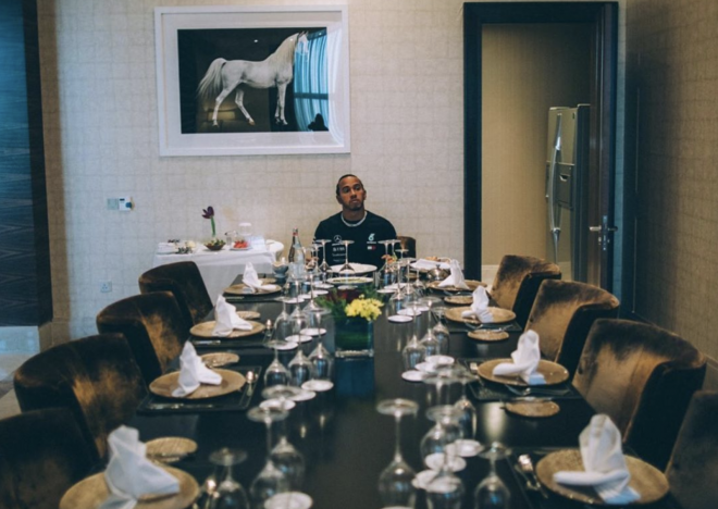 Lewis Hamilton, solo en una mesa a la espera de los demás comensales (Foto: @lewishamilton).