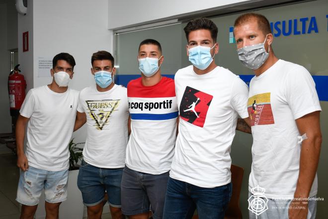 Los jugadores del Recreativo pasan su reconocimiento médico (Foto: Recreativo de Huelva).