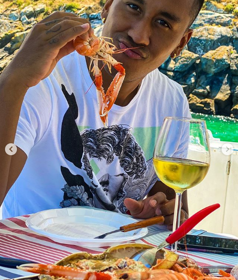 Renato Tapia comiendo marisco (Foto: Instagram).