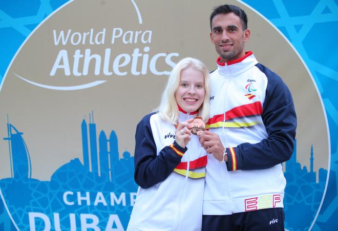 Meritxell Playà junto a su guía tras lograr el bronce en el Mundial Paralímpico de Dubai.