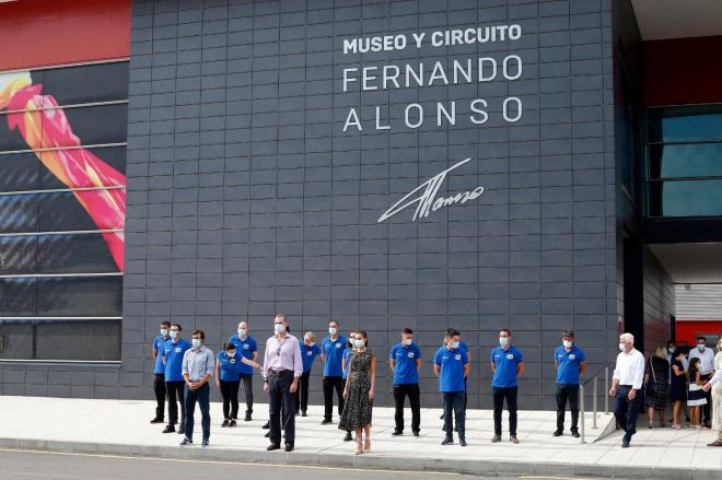 Los Reyes de España posan junto al piloto Fernando Alonso (Foto: Luis Manso).
