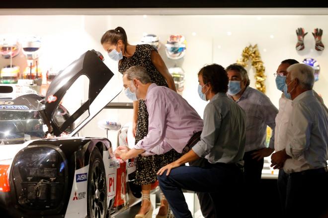 Los Reyes examinan un monoplaza junto a Fernando Alonso (Foto: Luis Manso).