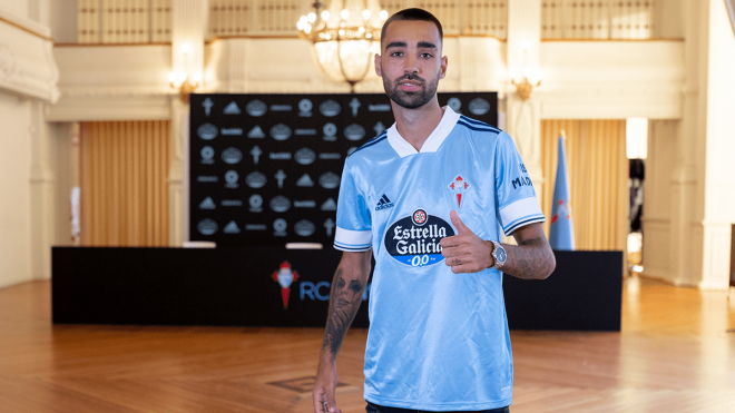 Brais Méndez con la nueva camiseta del Celta (Foto: RCCV).