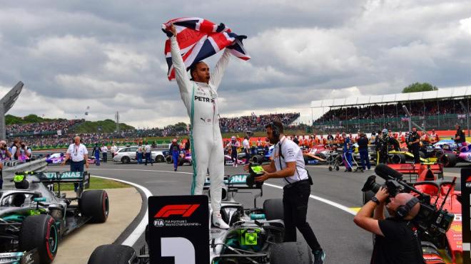 Lewis Hamilton ondea la bandera del Reino Unido en Silverstone en 2019.