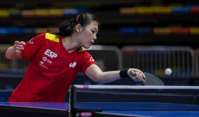 María Xiao golpea una bola en un partido con la selección.