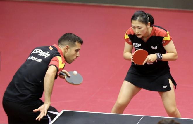 María Xiao junto a Álvaro Robles, pareja en dobles mixto.