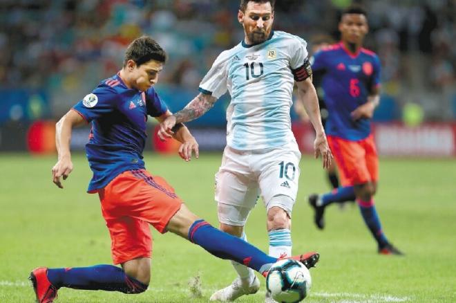 Stefan Medina le pelea un balón a Leo Messi.