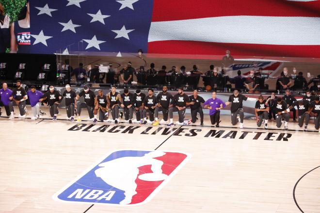 Los jugadores de la NBA protestan arrodillados antes del reinicio de la competición (Foto: EFE).
