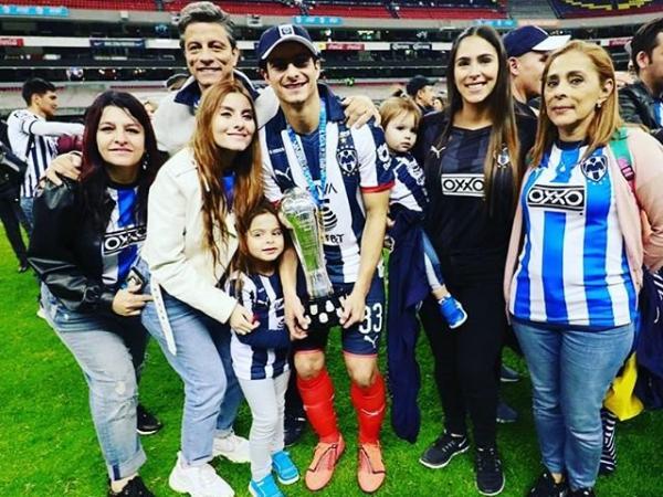 Stefan Medina celebra un título de Monterrey junto a su familia.