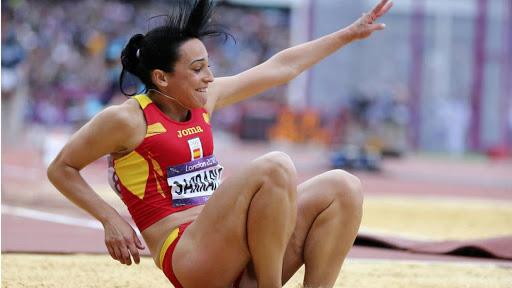 Patricia Sarrapio completa un salto en una competición.